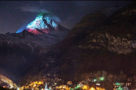 La Suisse affiche sa solidarité en projetant le drapeau iranien sur une de ses montagnes
